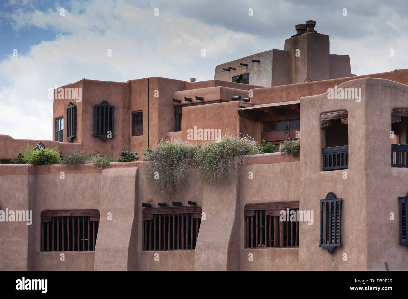 Architecture en adobe de style Pueblo et territorial espagnol, Sante Fe, Nouveau-Mexique, États-Unis Banque D'Images