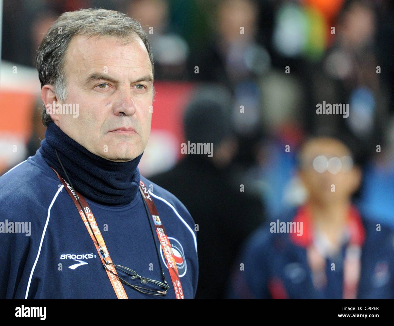 Headcoach Marcelo Bielsa du Chili avant la Coupe du Monde de Football 2010 Série de seize match entre le Brésil et le Chili à l'Ellis Park Stadium de Johannesburg, Afrique du Sud 28 juin 2010. Photo : Bernd Weissbrod dpa - veuillez vous reporter à http://dpaq.de/FIFA-WM2010-TC Banque D'Images