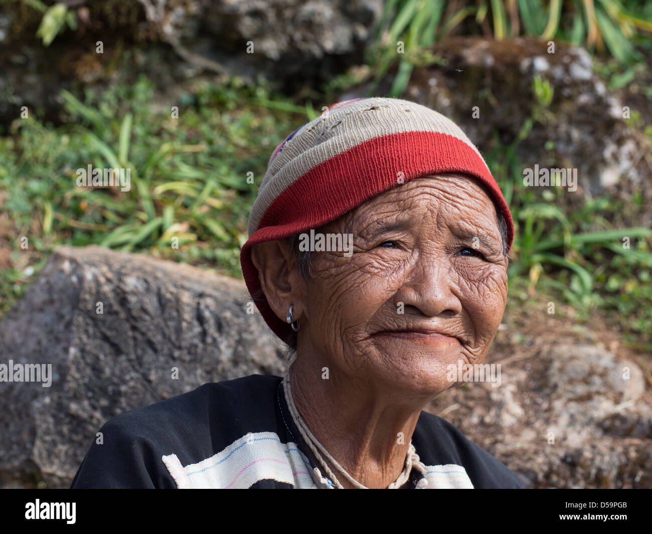 Une vieille femme thaïlandaise avec une face ridée de Doi Angkhan, Nord de la Thaïlande Banque D'Images