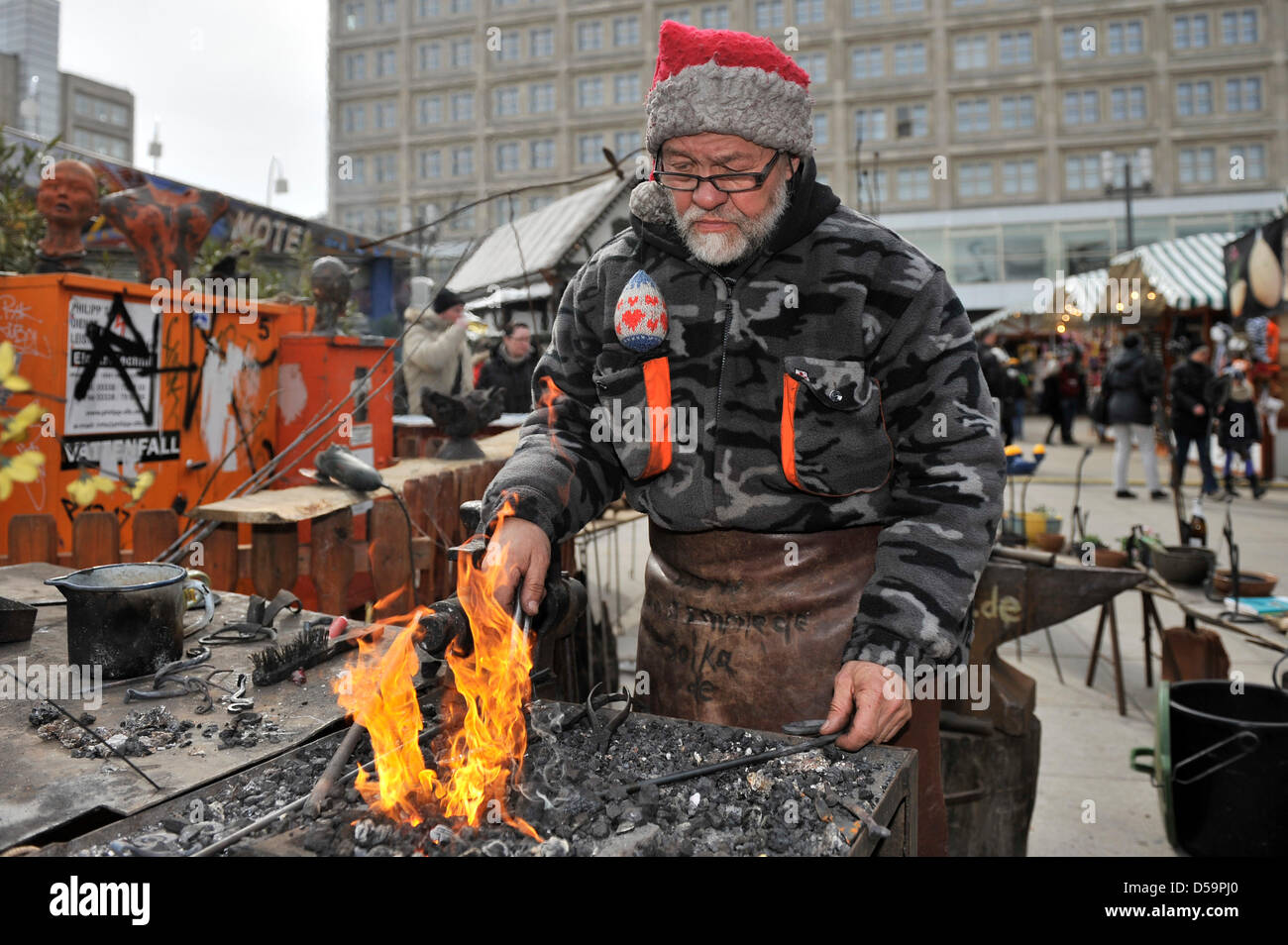 Michael Smith Artisan Soika chauffe un morceau de fer dans une forge au Marché de Pâques à l'Alexanderplatz à Berlin, Allemagne, 27 mars 2013. Le marché continuera jusqu'à ce 07 avril 2013. Photo : Markus Heine Banque D'Images