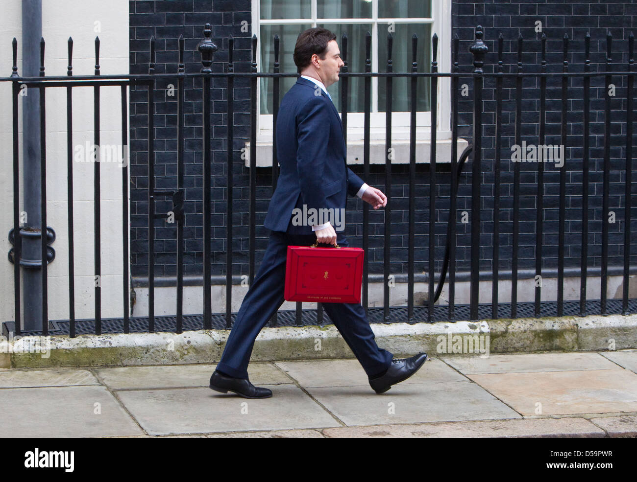 Chancelier de l'Échiquier, George Osborne, feuilles numéro 11 Downing Street pour livrer son budget le 20 mars 2013 Banque D'Images