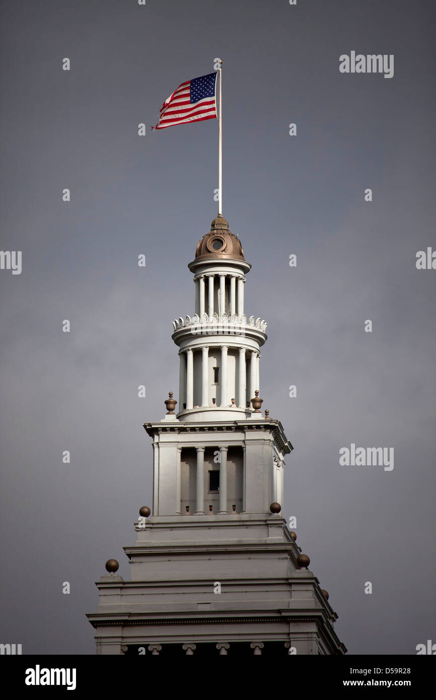 US Flag sur le Ferry Building tower, San Francisco, Californie, États-Unis d'Amérique, USA Banque D'Images