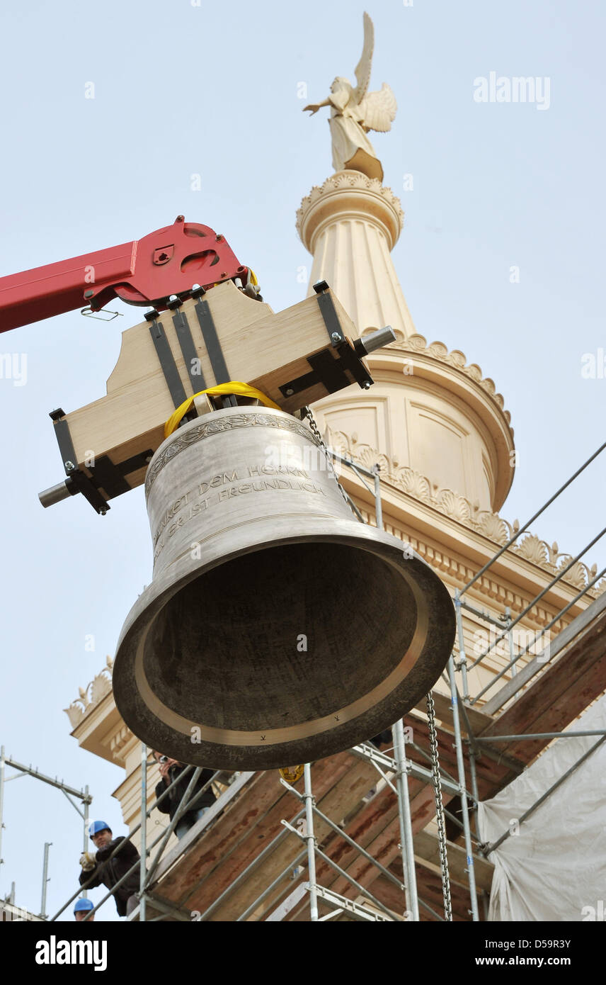 La première nouvelle bell est sur le point d'être installé dans le nord-ouest de la tour de l'Église Nikolai, qui est 35 mètres de haut, à Potsdam, Allemagne, 24 mars 2010. Il sonne pour la première fois à l'unisson avec trois autres cloches de Pâques. Les cloches de bronze ont été conçu en novembre 2009 dans Brockscheid par Europe's seul fabricant pour cloches Cornelia. Mark-Maas Les plus gros d'entre eux pèse 1,70 Banque D'Images