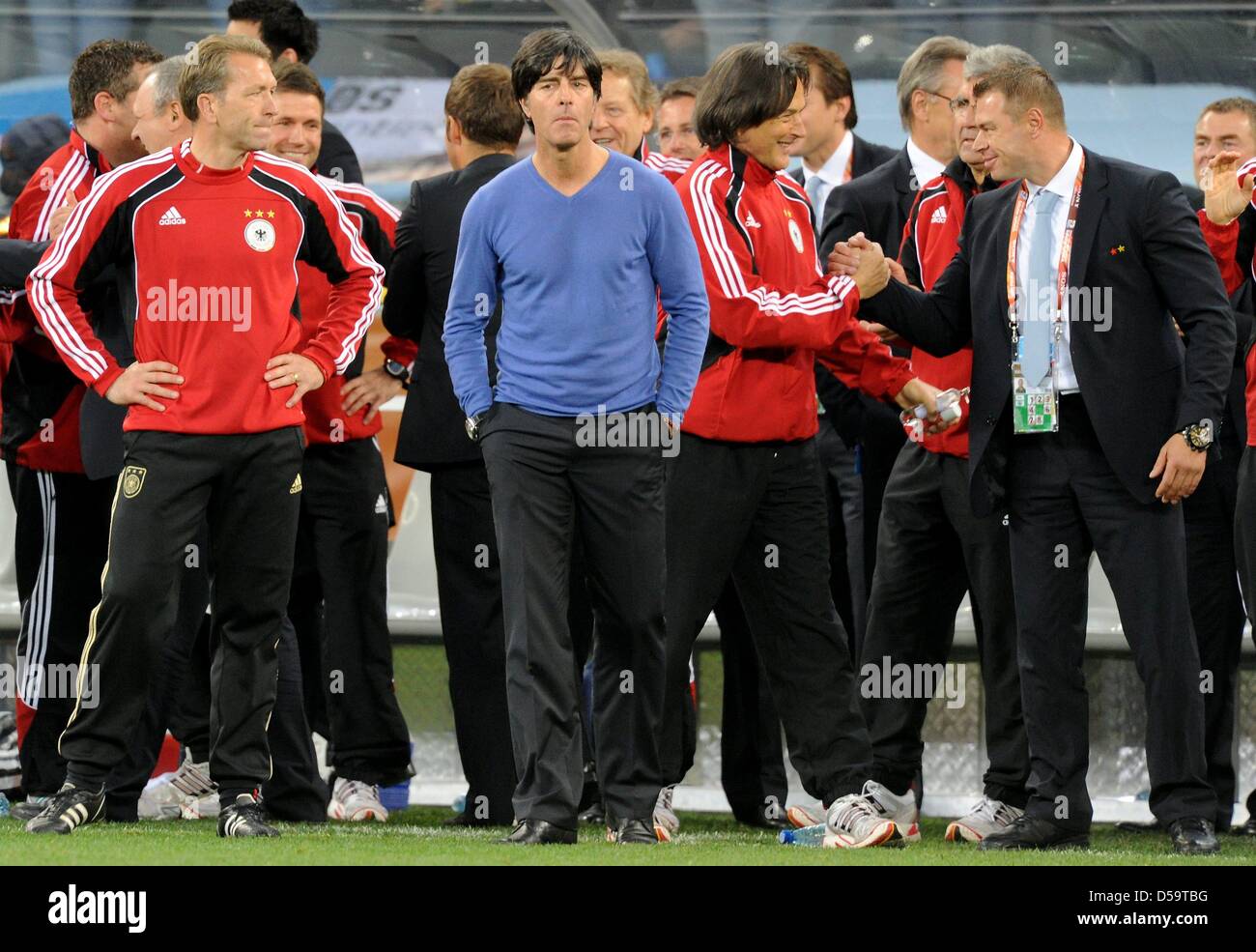 L'entraîneur allemand Joachim Loew (C), l'entraîneur gardien Andreas Koepke et médecin de l'équipe Hans-Wilhelm Müller Wohlfahrt (2e R) après la Coupe du Monde 2010 match quart entre l'Argentine et l'Allemagne à la Green Point Stadium de Cape Town, Afrique du Sud 03 juillet 2010. Photo : Marcus Brandt dpa - veuillez vous reporter à http://dpaq.de/FIFA-WM2010-TC  + + +(c) afp - Bildfunk + + + Banque D'Images