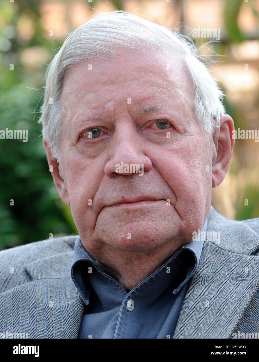 L'ancien chancelier allemand Helmut Schmidt à un discours de son épouse Loki lors de la soirée de remise des prix au Jardin Botanique à Hambourg, Allemagne, 02 juillet 2010. Loki Schmidt a présenté plusieurs prix dans différentes catégories. Photo : Fabian Bimmer Banque D'Images