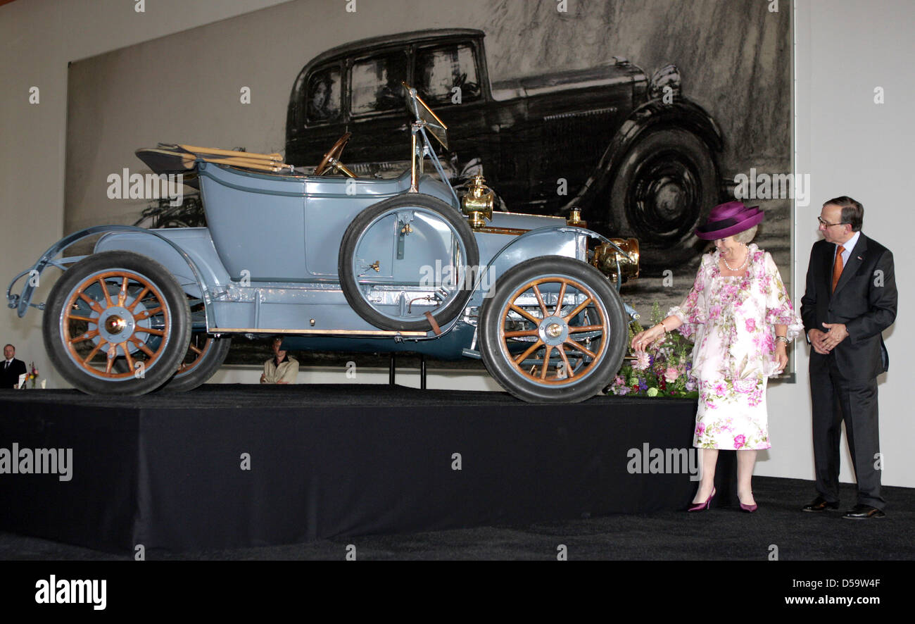 La Reine Beatrix des Pays-Bas s'ouvre le nouveau Louwman Museum de La Haye,  Pays-Bas, 02 juillet 2010. Le musée de l'automobile contient la collection  privée de Evert Louwman et montre une image