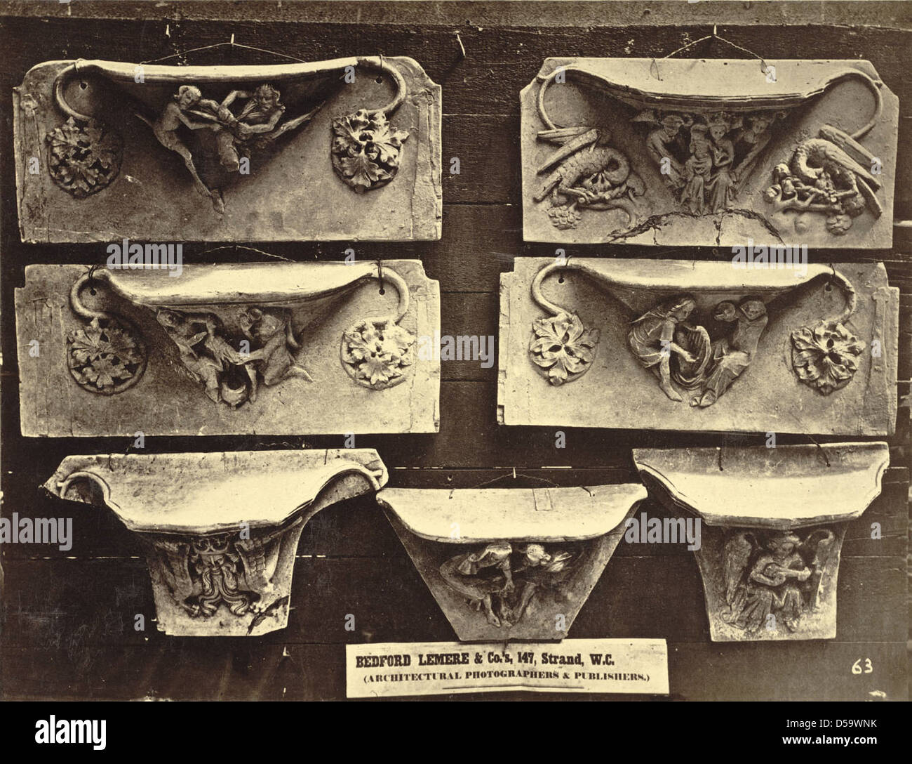 Cette image montre des moulages en plâtre de miséricordes de la cathédrale de Chester et d'autres endroits, qui font partie de la collection du Royal architectural Museum. Les miséricordes, souvent minutieusement sculptés, sont des éléments de stalle de chœur trouvés dans les églises médiévales et sont parfois ornés de motifs musicaux et de dessins dérivés de plantes. Banque D'Images