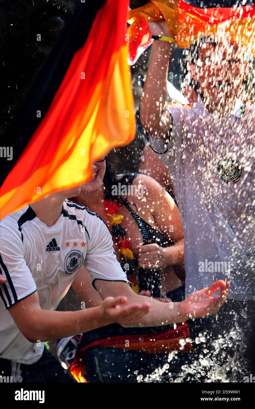 Un fan de foot célèbre la victoire de l'équipe nationale de football allemande contre l'Argentine (4-0) dans une fontaine à Wuerzburg (Basse Franconie), Allemagne, 03 juillet 2010. L'Allemagne se déplace jusqu'à la demi-finale de la Coupe du Monde de la FIFA 2010. Photo : Karl-Josef Opim Banque D'Images