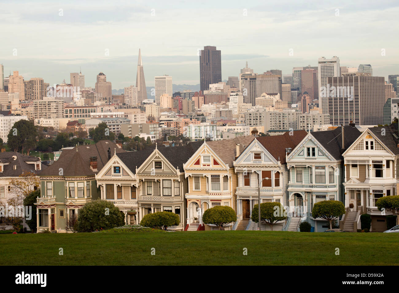 Maisons victoriennes belles dames à Alamo Square et la skyline de San Francisco, Californie, États-Unis d'Amérique, USA Banque D'Images