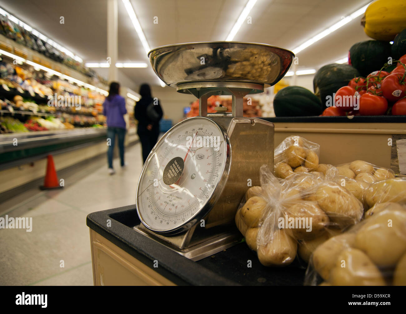 Balance de pesage dans le marché pour peser vos fruits et légumes Photo  Stock - Alamy
