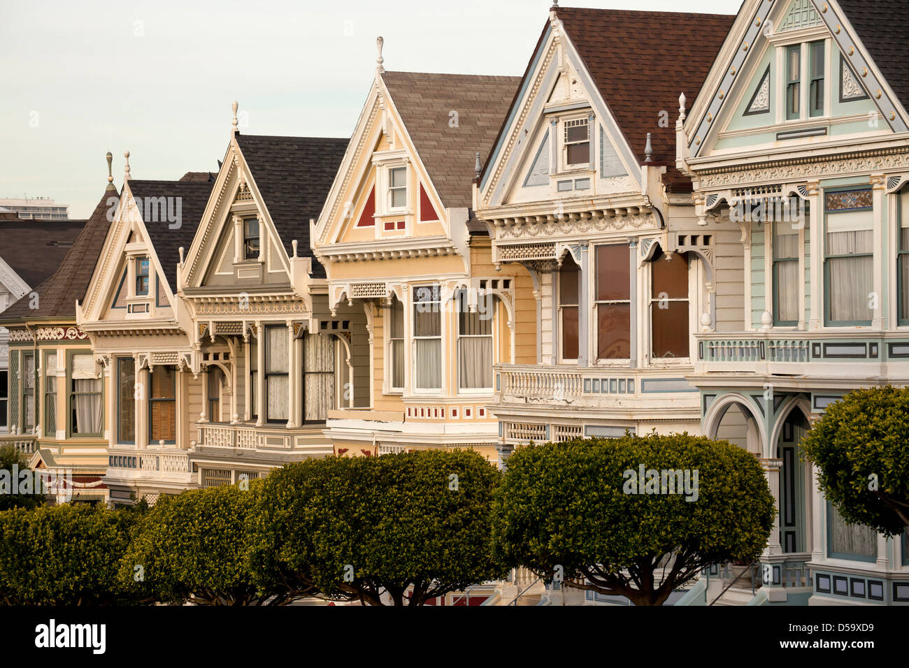 Maisons victoriennes belles dames à Alamo Square, San Francisco, Californie, États-Unis d'Amérique, USA Banque D'Images