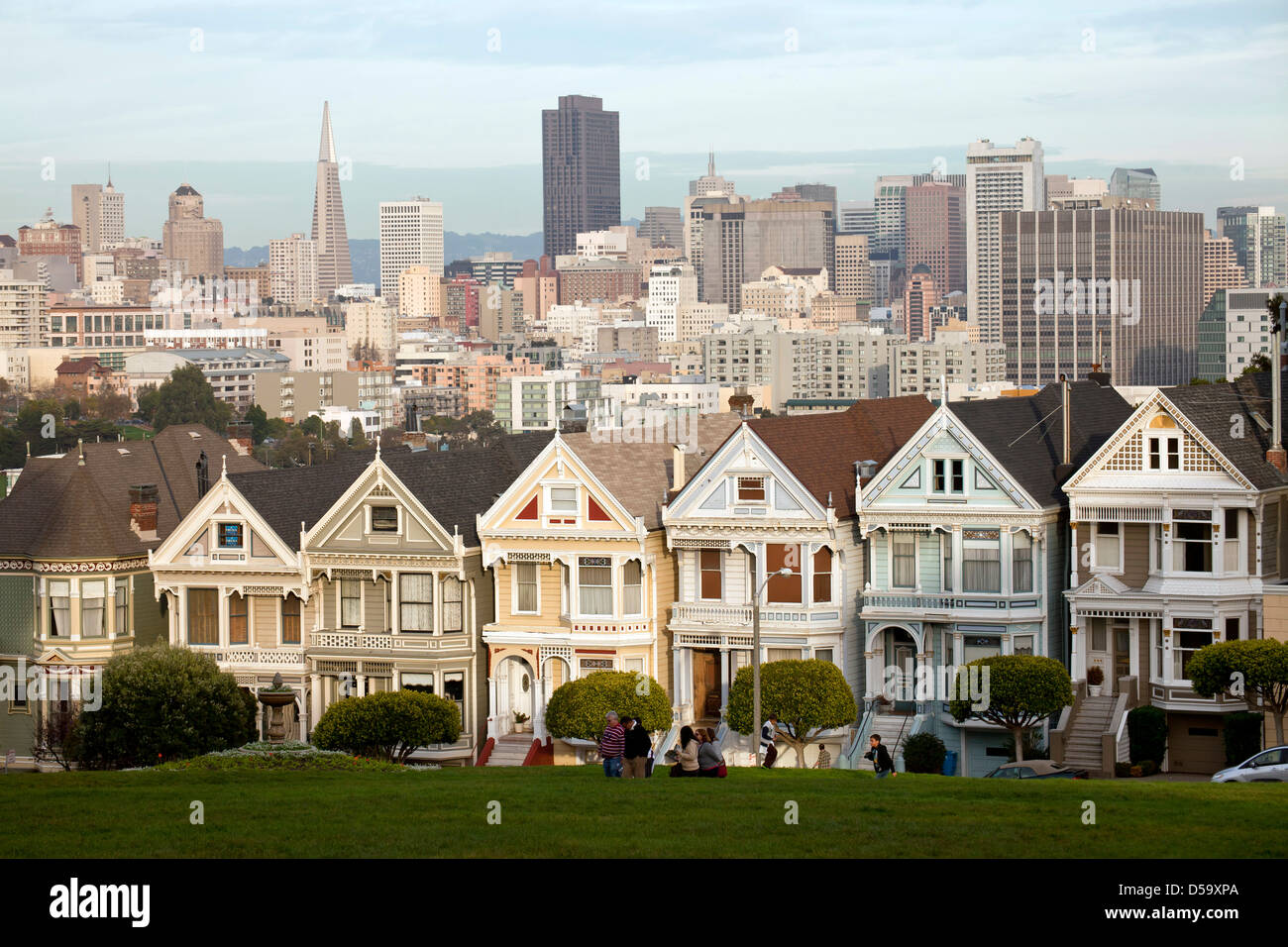 Maisons victoriennes belles dames à Alamo Square et la skyline de San Francisco, Californie, États-Unis d'Amérique, USA Banque D'Images