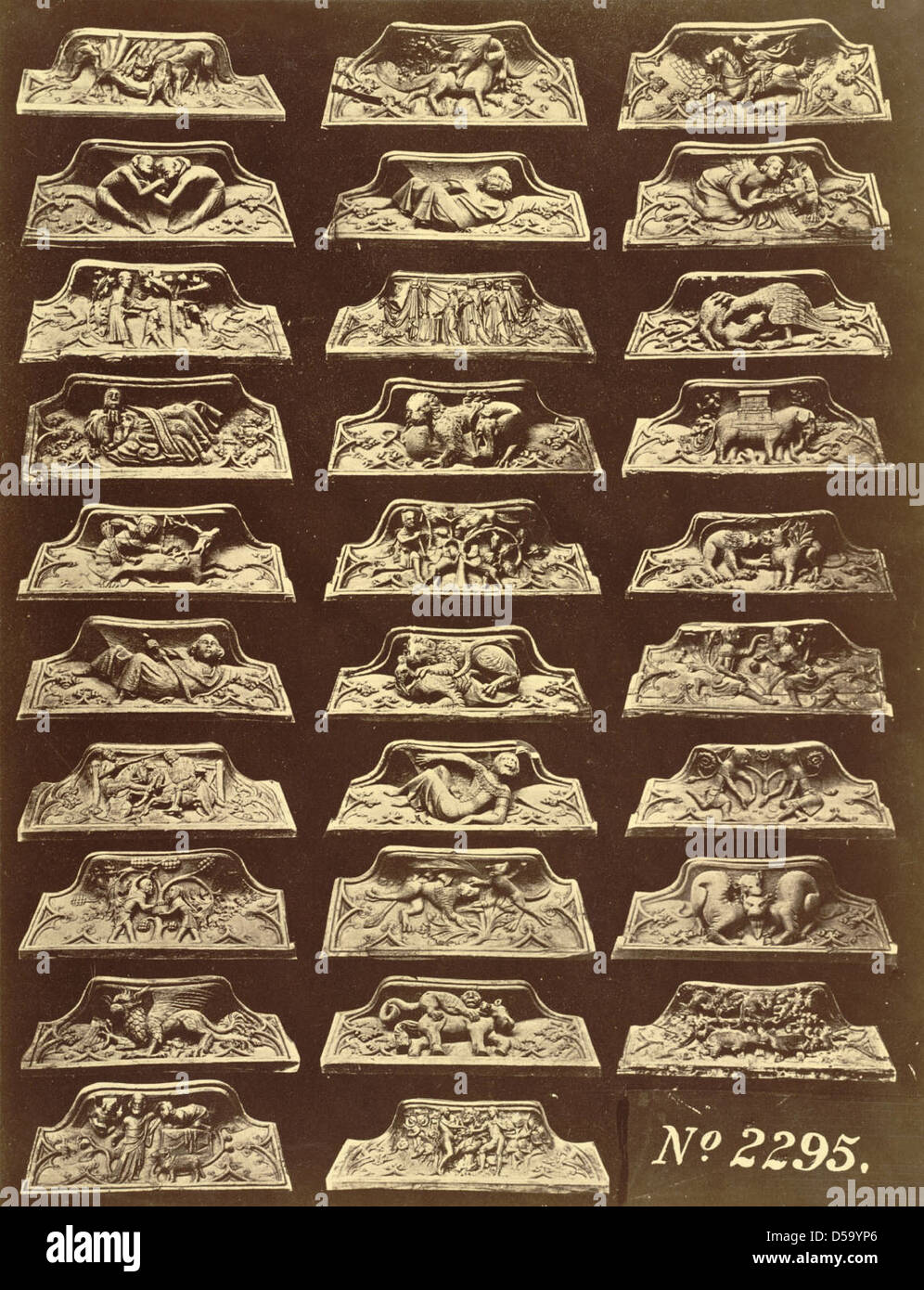 Moulages en plâtre de miséricords de la cathédrale de Gloucester, abrités au Royal architectural Museum de Londres. Les moulages représentent des créatures religieuses et mythologiques, minutieusement sculptées dans le cadre des stalles du chœur de la cathédrale. Banque D'Images