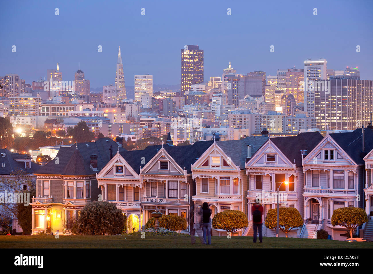 Maisons victoriennes belles dames à Alamo Square et la skyline de San Francisco, Californie, dans la nuit Banque D'Images