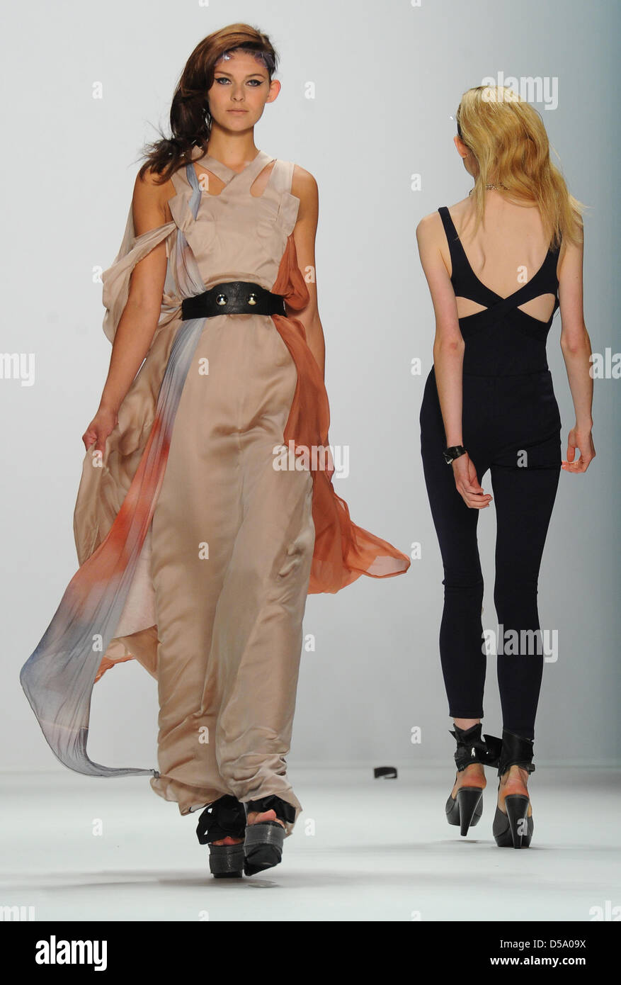 Promenade à travers les modèles de la piste de la Mercedes-Benz Fashion Week à Berlin pendant le show de l'AQ1, Allemagne, 08 juillet 2010. Jusqu'au 11 juillet 2010, les tendances actuelles pour le prochain printemps/été 2011 sont présentés à la Fashion Week de Berlin. Photo : Jens Kalaene Banque D'Images