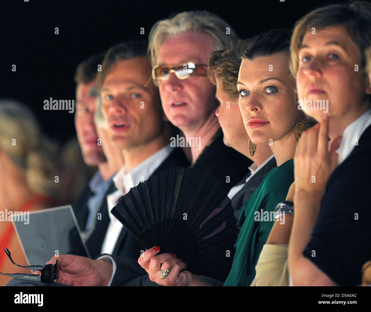 Le modèle Milla Jovovich (2.à R) observe le spectacle de l'étiquette 'Schumacher' lors de la Mercedes-Benz Fashion Week à Berlin, Allemagne, 9 juillet 2010. Les tendances actuelles pour le prochain printemps/été 2011 sont présentés à la Fashion Week à Berlin. Photo : SOEREN STACHE Banque D'Images