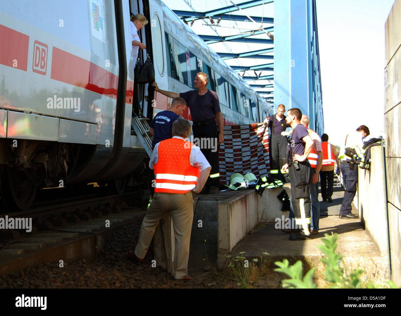 Sur la Havel-bridge à Rathenow (Brandebourg), les passagers quittent une glace à l'aide d'une échelle de secours. Des assistants de l'ambulance pendant ce temps prévenir vue sur le mineur mortellement touché. La glace de la Deutsche Bahn ont envahi un groupe de jeunes de l'écriture graffiti pulvérisateurs en le matin. Un juvénile a perdu la vie dans l'accident, selon un porte-parole de la Deutsche Bahn. La Gr Banque D'Images