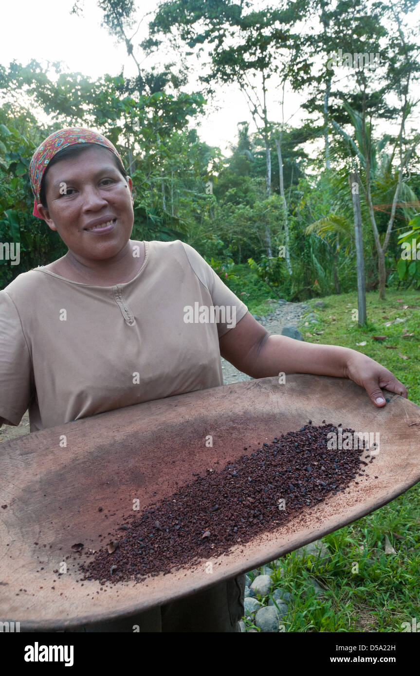 Femme bribri, cacao, traditionnel de la région de Talamanca, Costa Rica, Banque D'Images