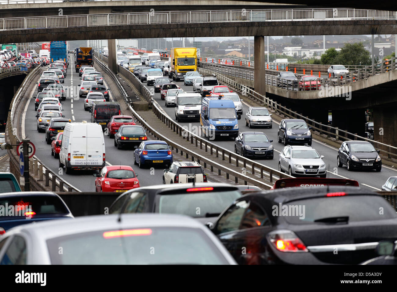 Un embouteillage sur l'autoroute M8 et de Kingston Bridge routes dans le centre-ville de Glasgow, Écosse, Royaume-Uni Banque D'Images