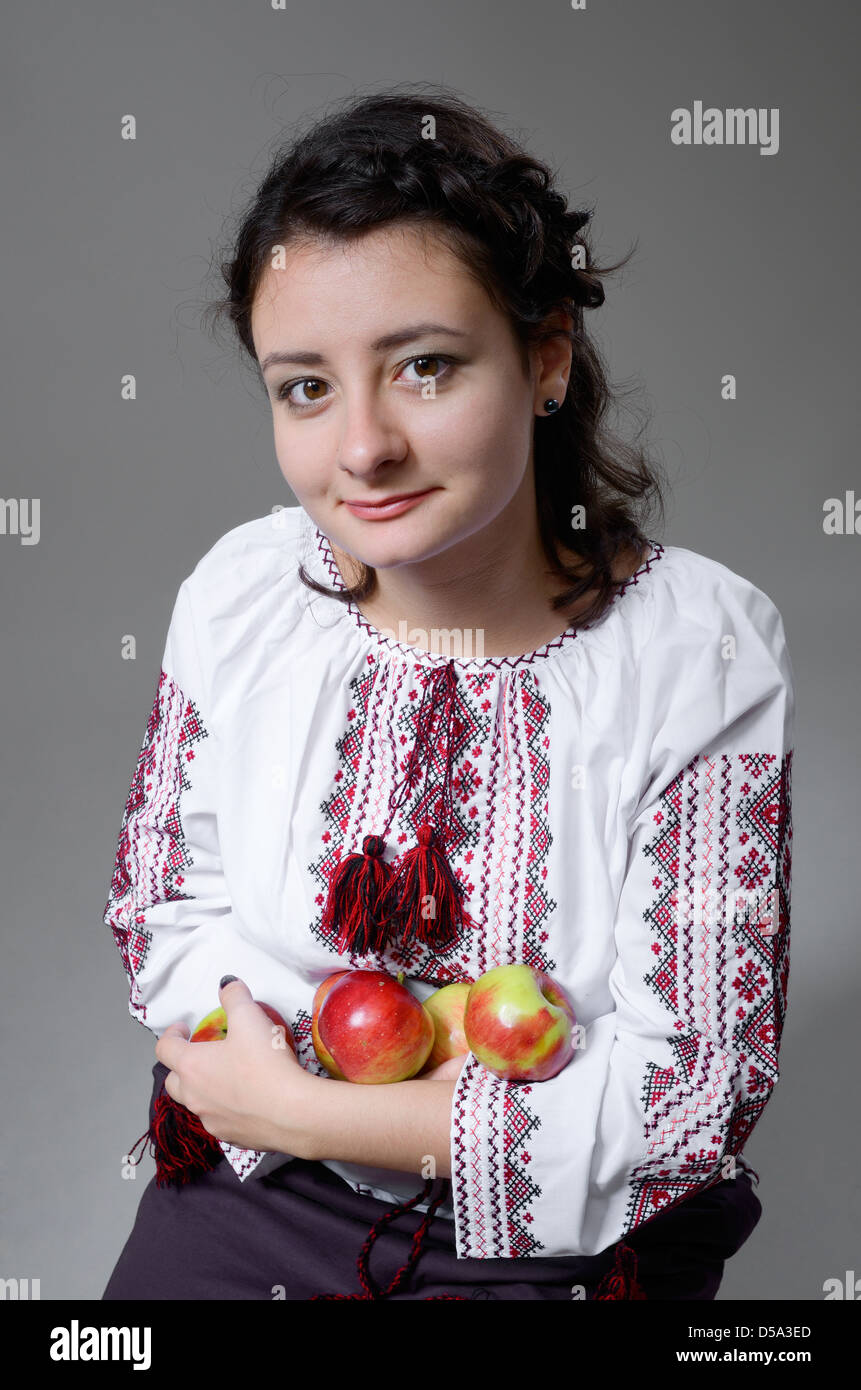 Jeune fille ukrainienne aux pommes Banque D'Images