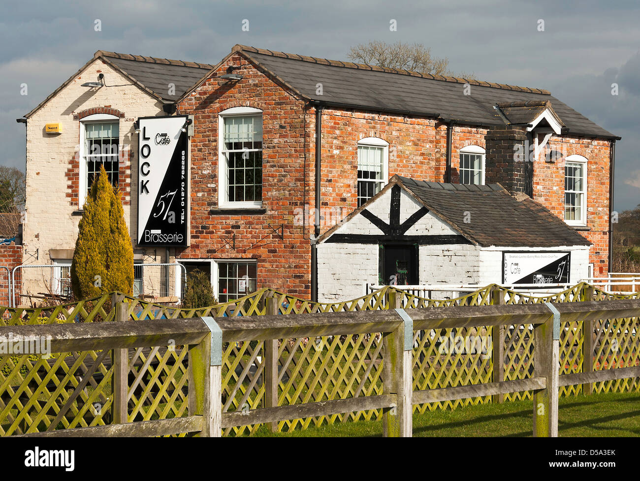 Loch 57 Cafe et Brasserie sur Canal Trent et Mersey Hassall Green près de Alsager Cheshire England Royaume-Uni UK Banque D'Images