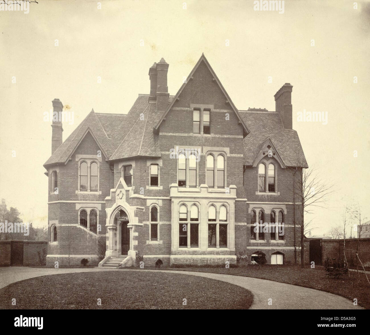 Une photographie d'une maison du XIXe siècle en Angleterre, mettant en valeur ses caractéristiques architecturales distinctives telles que les pignons, les fenêtres à lancette et les quatrefoils. Cela reflète le style de conception de l'époque. Banque D'Images