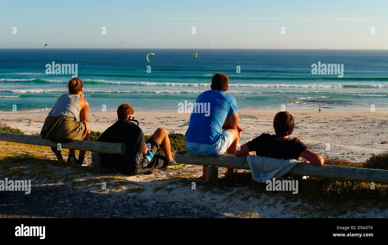 Surfer sur une plage dans le parc national de Table Mountain, péninsule du Cap, Afrique du Sud Banque D'Images