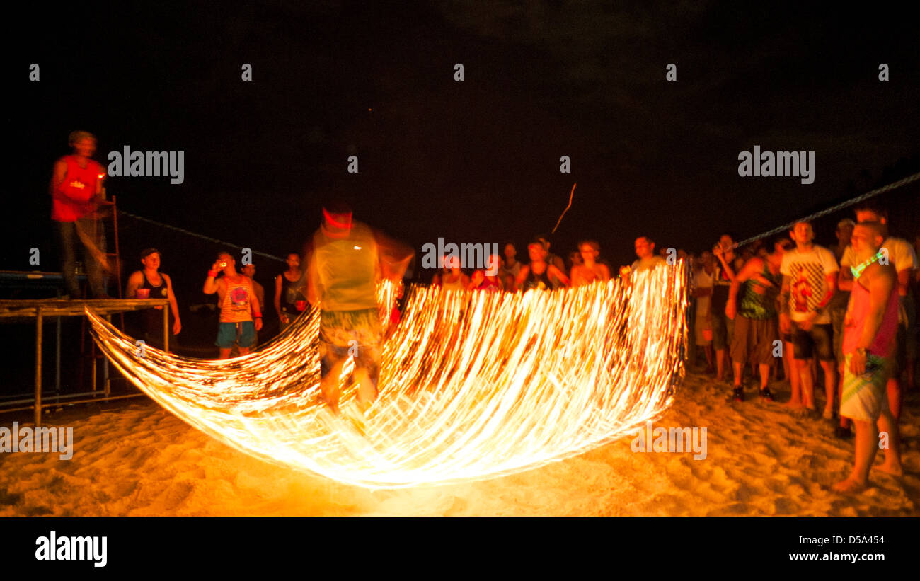 Nuit de pleine lune à Haad Rin beach de Koh Phangan, Thaïlande. Photo est prise en 2011. Banque D'Images