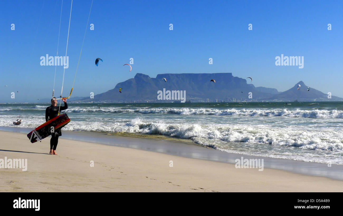 Surfer sur une plage, table mountain, afrique du sud Banque D'Images