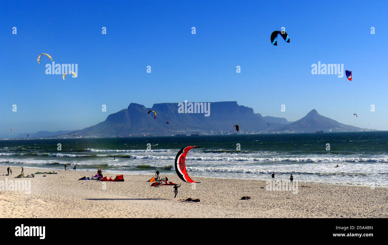 Surfer sur une plage, table mountain, afrique du sud Banque D'Images