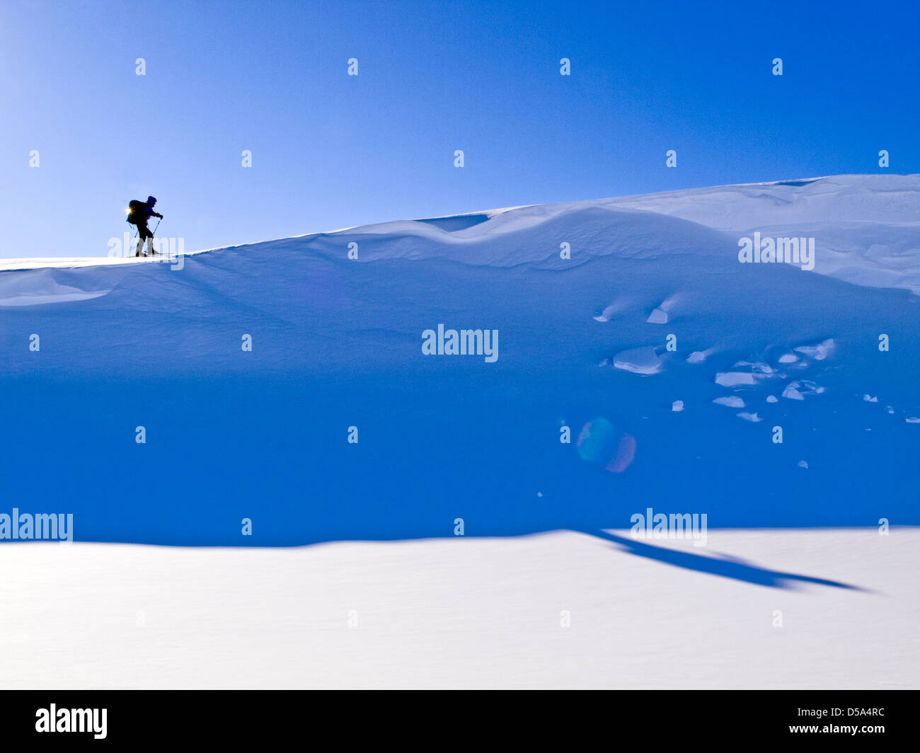 Ski de randonnée dans le Nord de la Norvège le long d'une pente de neige de corniches Banque D'Images