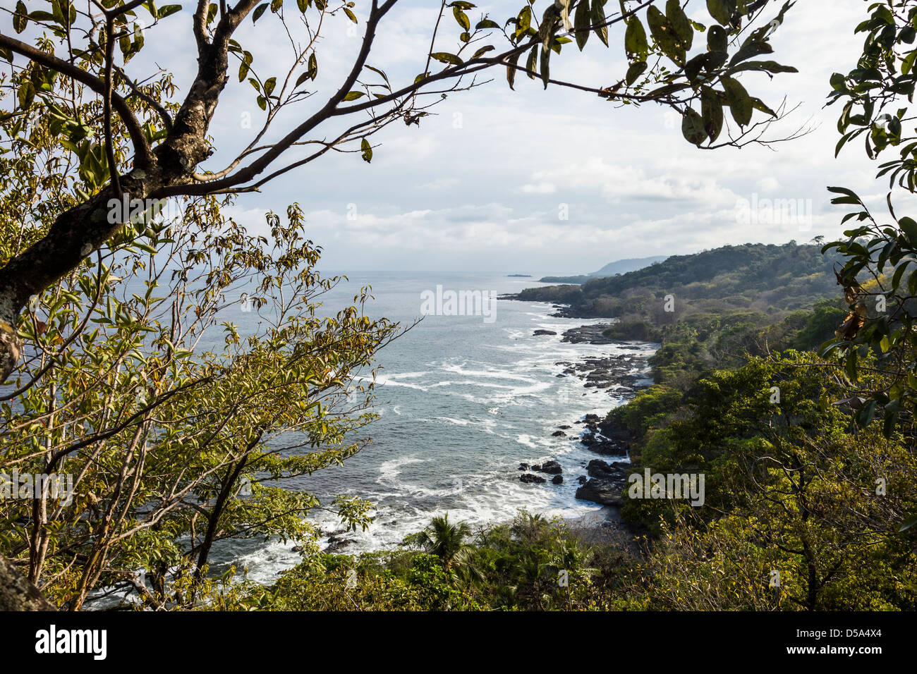 La côte rocheuse de Playa Montezuma, province de Puntarenas, Costa Rica. Banque D'Images