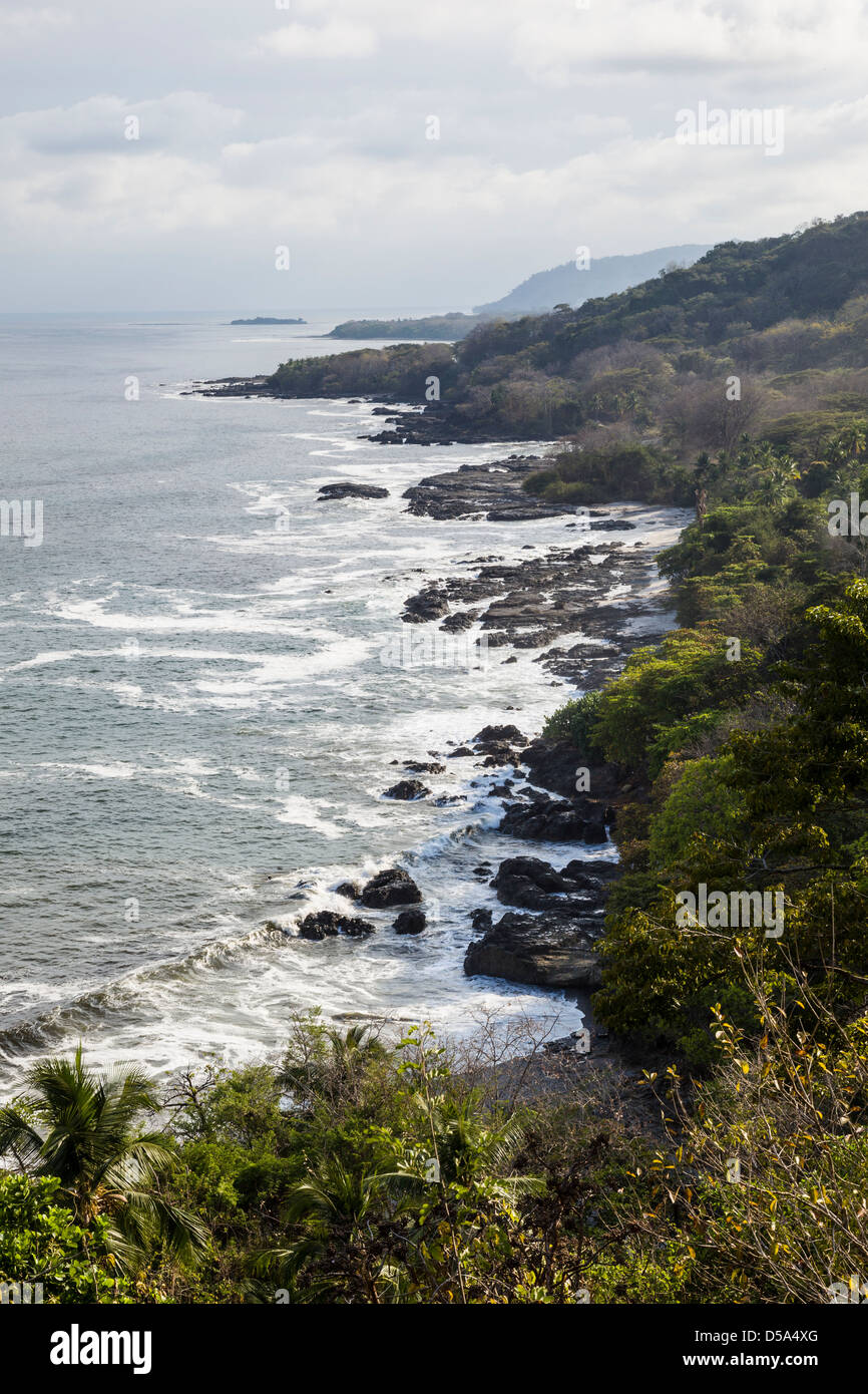 La côte rocheuse de Playa Montezuma, province de Puntarenas, Costa Rica. Banque D'Images