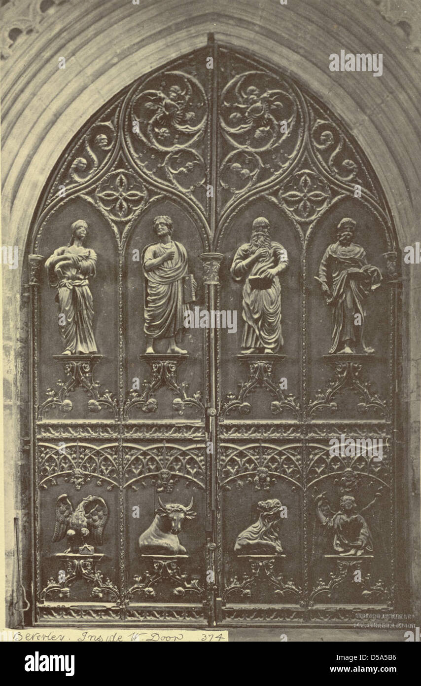 La porte ouest de Beverley Minster, située à Kingston-upon-Hull, en Angleterre, présente des apôtres du Nouveau Testament, dont Saint Jean, Saint Luc, Saint Marc et Saint Matthieu. La sculpture détaillée présente des figures symboliques telles que des lions et des aigles. Ces motifs religieux, représentés dans la pierre, sont un élément clé de l'importance architecturale et historique de l'église. Banque D'Images