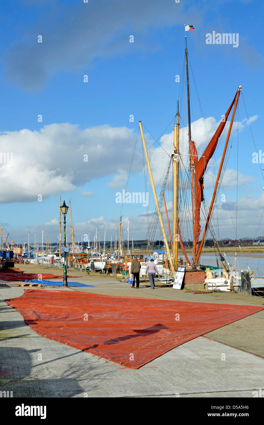 En hiver, en marchant sur la rivière Blackwater à Hythe Quay, des voiles de la Tamise sont exposées dans le ciel bleu soleil et blanc coton laine nuages Maldon Essex Royaume-Uni Banque D'Images