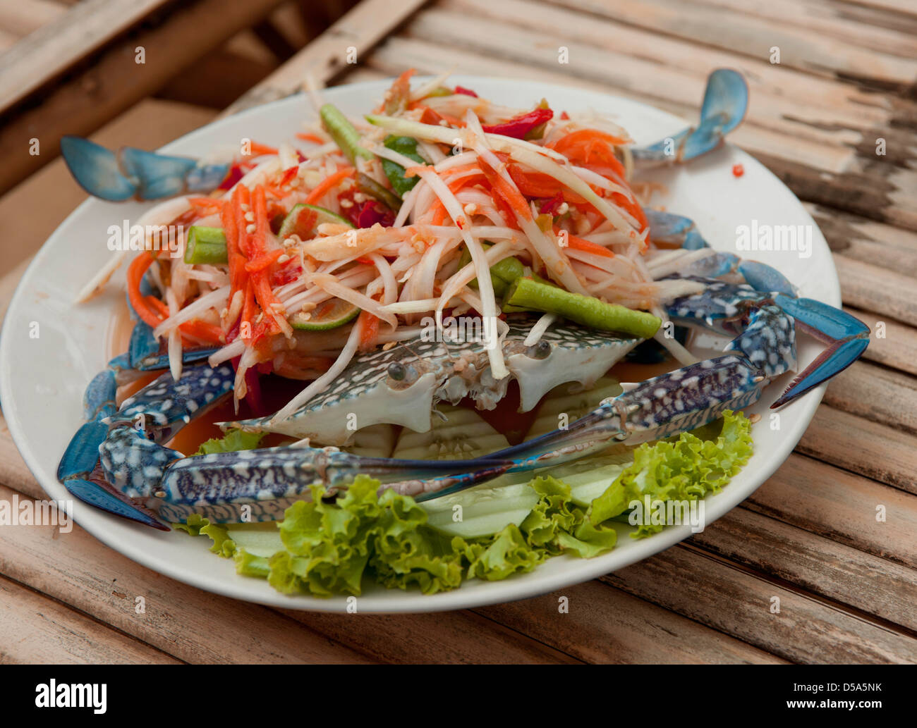 Salade de fruits de mer Thaïlande coloré avec du crabe bleu entier et légumes pris au restaurant de fruits de mer thaï authentique Banque D'Images