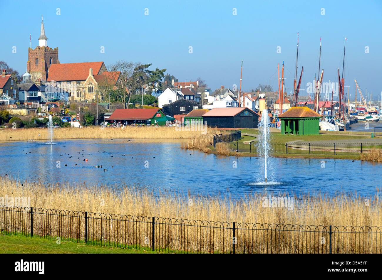 Le paysage de l'étang et de la fontaine dans le parc Promenade jouxte l'église de l'estuaire de la rivière Blackwater et les mâts des barges à voile de la Tamise au-delà de Maldon Essex, Angleterre Banque D'Images