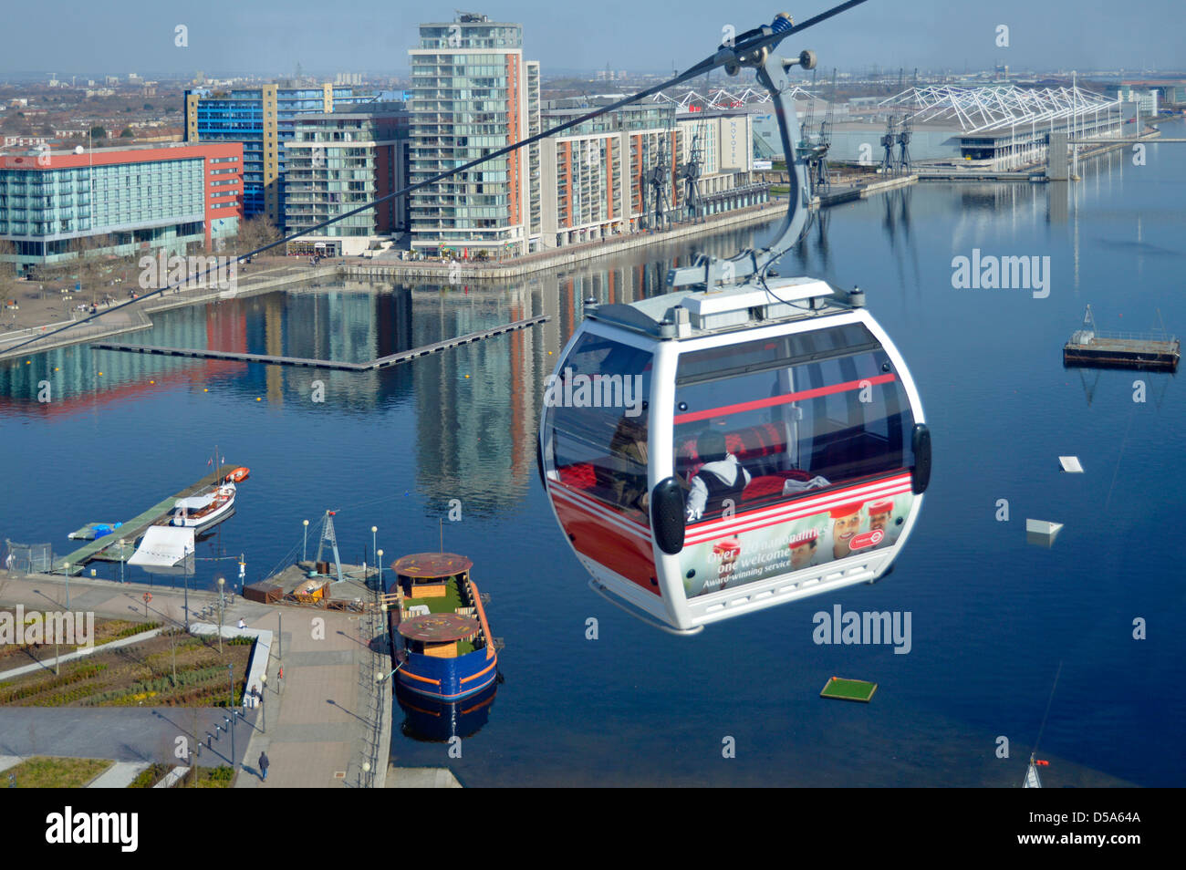 Vue aérienne personnes à Emirates téléphérique dans le paysage urbain Et réflexions dans Royal Victoria Dock Excel London docklands Newham Est de Londres Angleterre Royaume-Uni Banque D'Images