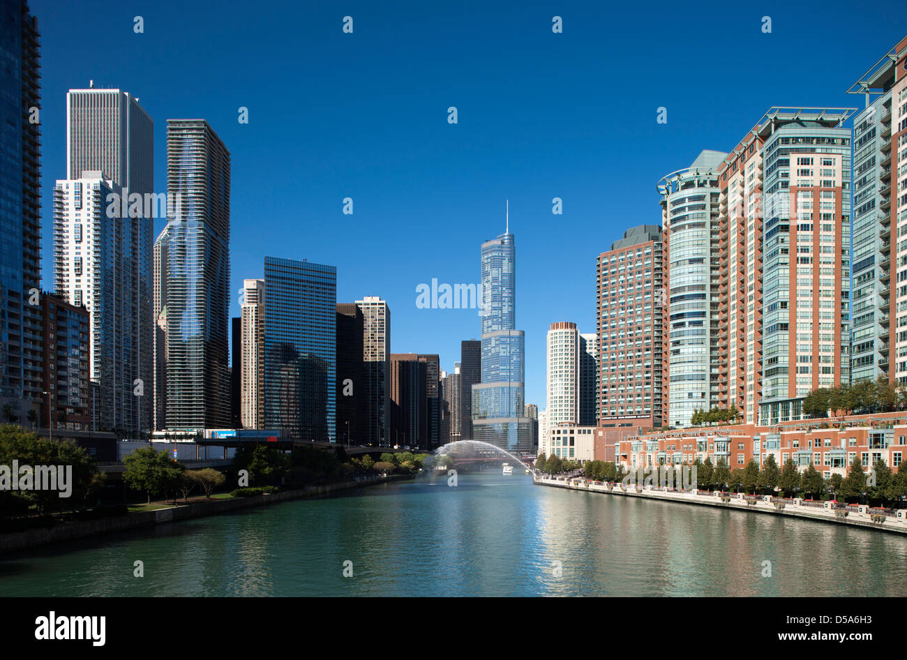 La RIVIÈRE CHICAGO À PIED LE CENTRE-VILLE DE CHICAGO ILLINOIS USA Banque D'Images