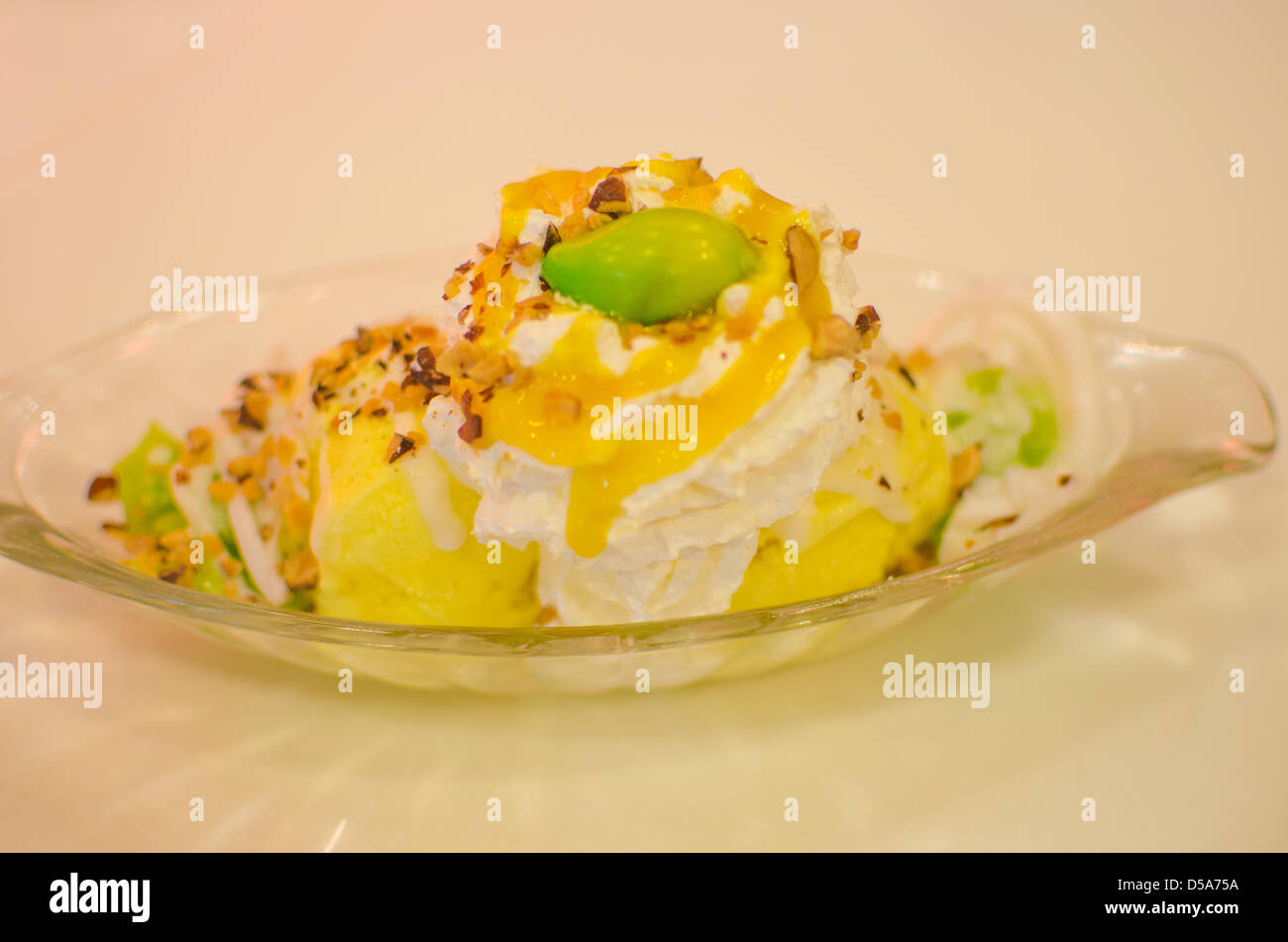 Manger le riz collant à la mangue Crème glacée, fond blanc. Banque D'Images