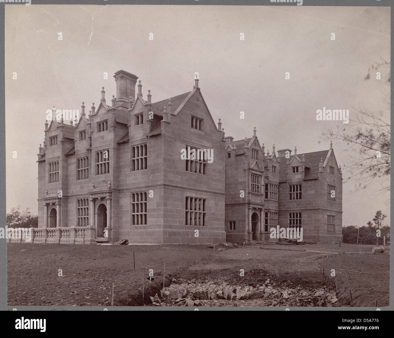 Wakehurst Manor House à Newport, Rhode Island, pendant sa phase de construction, dans le cadre du campus de l'Université salve Regina. La maison présente une architecture classique et des lucarnes élaborées. Banque D'Images