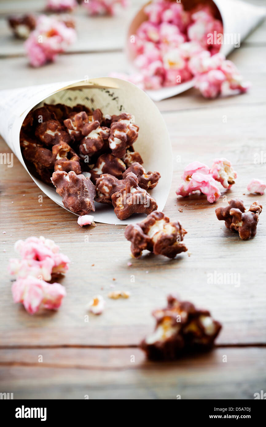 Pop corn chocolat en brun et rose Banque D'Images