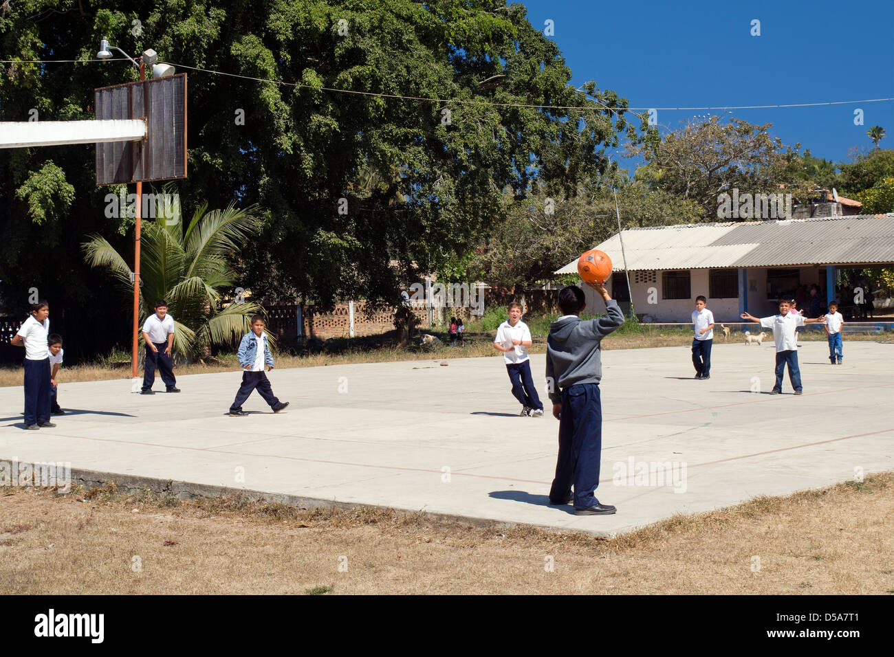 Des écoliers mexicains jouer au ballon dans la cour pendant la récréation. Banque D'Images