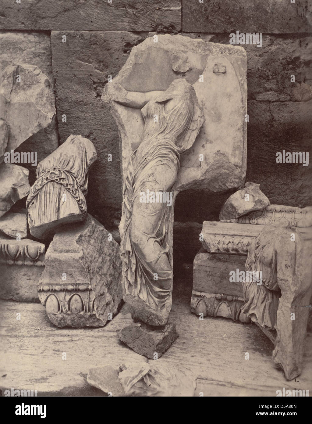 Fragments d'une frise de l'Acropole d'Athènes, Grèce, datant du Ve siècle av. J.-C. La frise dépeint des thèmes mythologiques, y compris des déesses et des éléments décoratifs tels que des moulures en œufs et en fléchettes. Banque D'Images