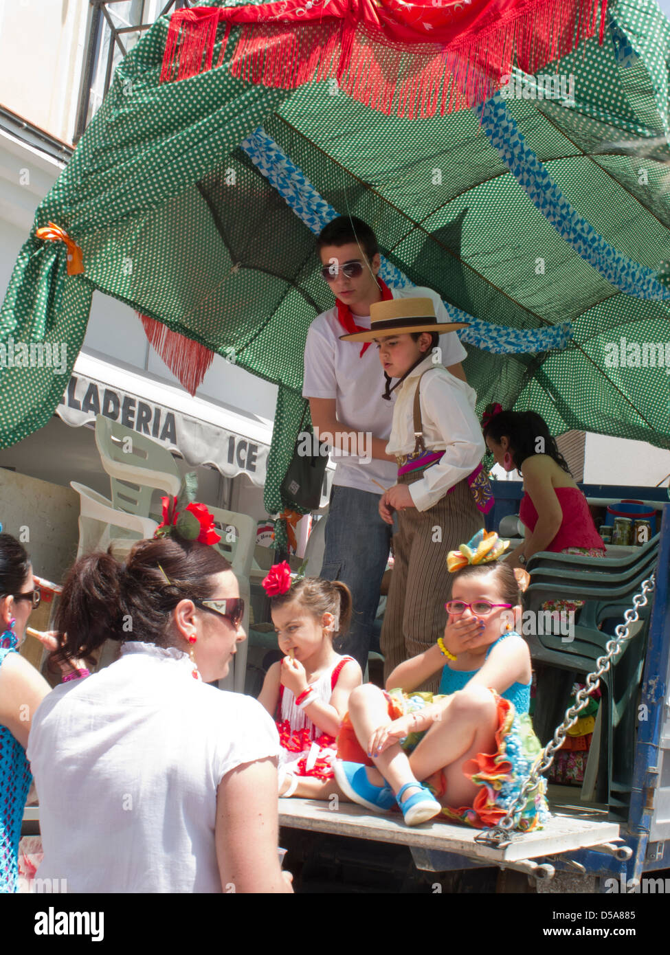 Un carnaval flotteur en Nerja's festival de San Isidro de célébrations. Banque D'Images