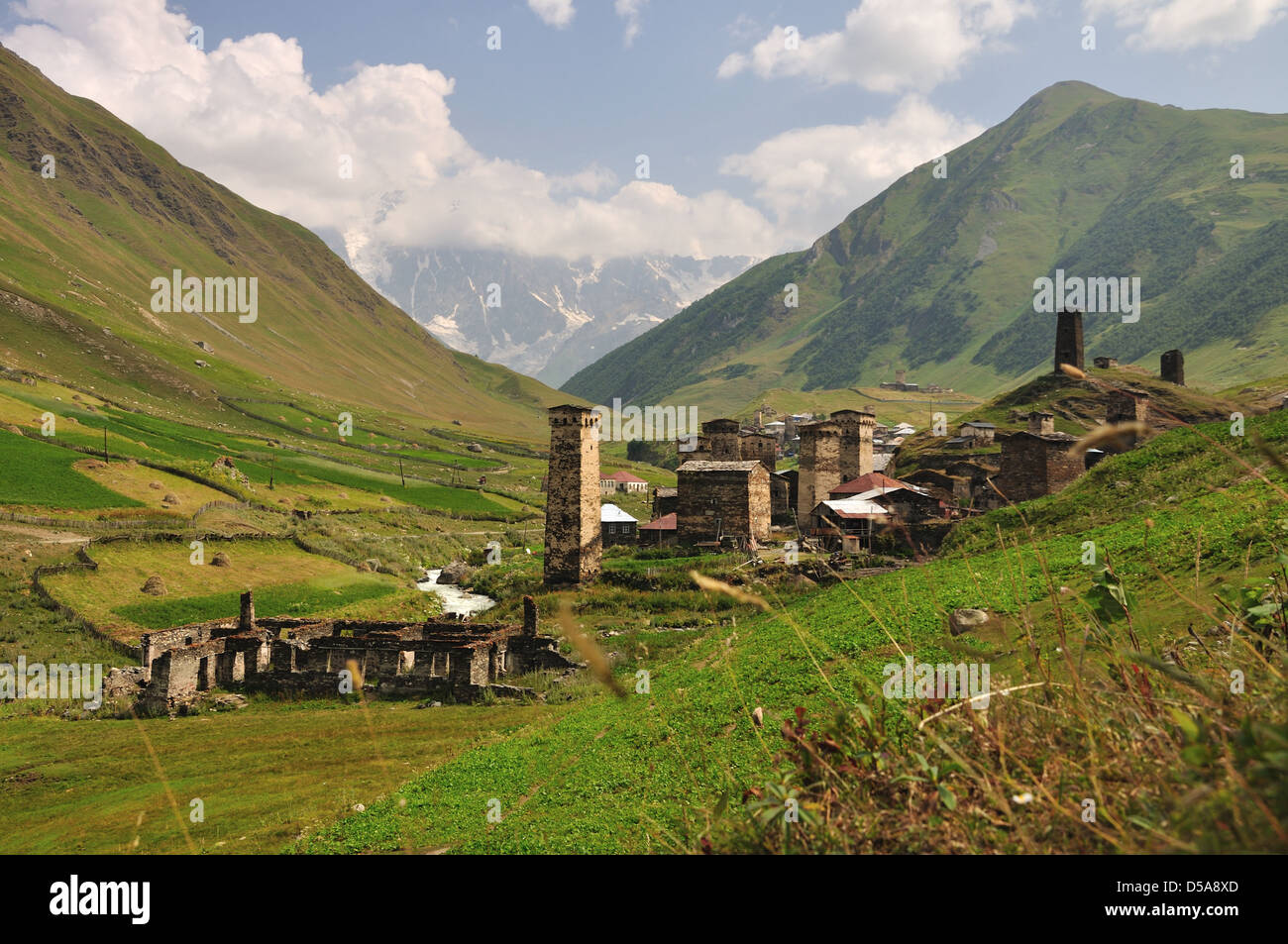 Très beau village de l'UNESCO et Usghuli dans Upper Svaneti, Georgia. Banque D'Images