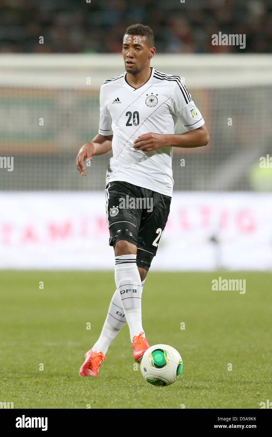 L'Allemagne Jérôme Boateng joue la balle pendant la Coupe du Monde FIFA 2014 football match de qualification du groupe C entre l'Allemagne et le Kazakhstan à l'Aréna de Nuremberg à Nuremberg, Allemagne, 26 mars 2013. Photo : Daniel Karmann/dpa Banque D'Images