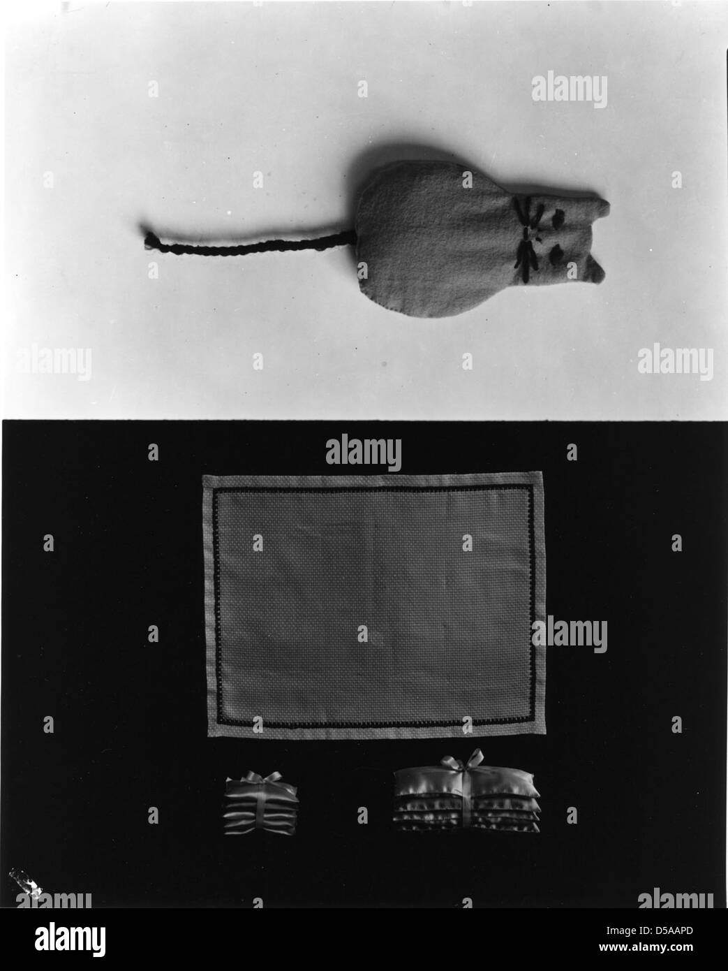 Cette image montre un ensemble de matériel éducatif créé par Miss Gleason pour enseigner des problèmes simples. L’œuvre fait partie de la collection d’économie domestique de la Cornell University Library, plus précisément au sein du département textiles et vêtements. Banque D'Images