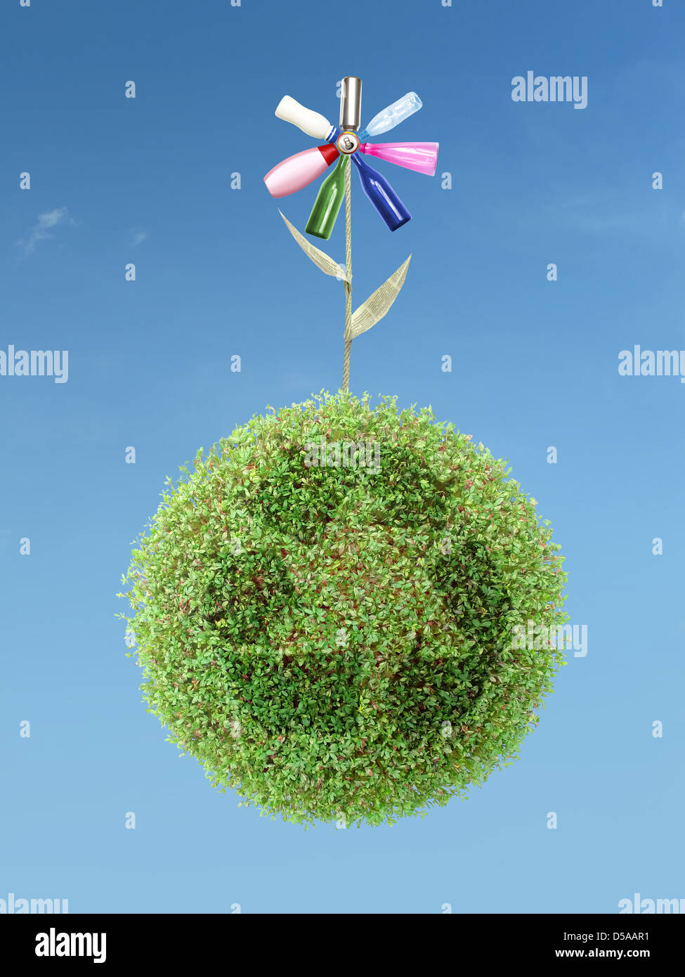 Fleur de recyclage peut produite à partir de bière, des bouteilles de plastique et de verre, les déchets de papier de plus en plus de la tige verte sur planète recycler plus de ciel bleu Banque D'Images