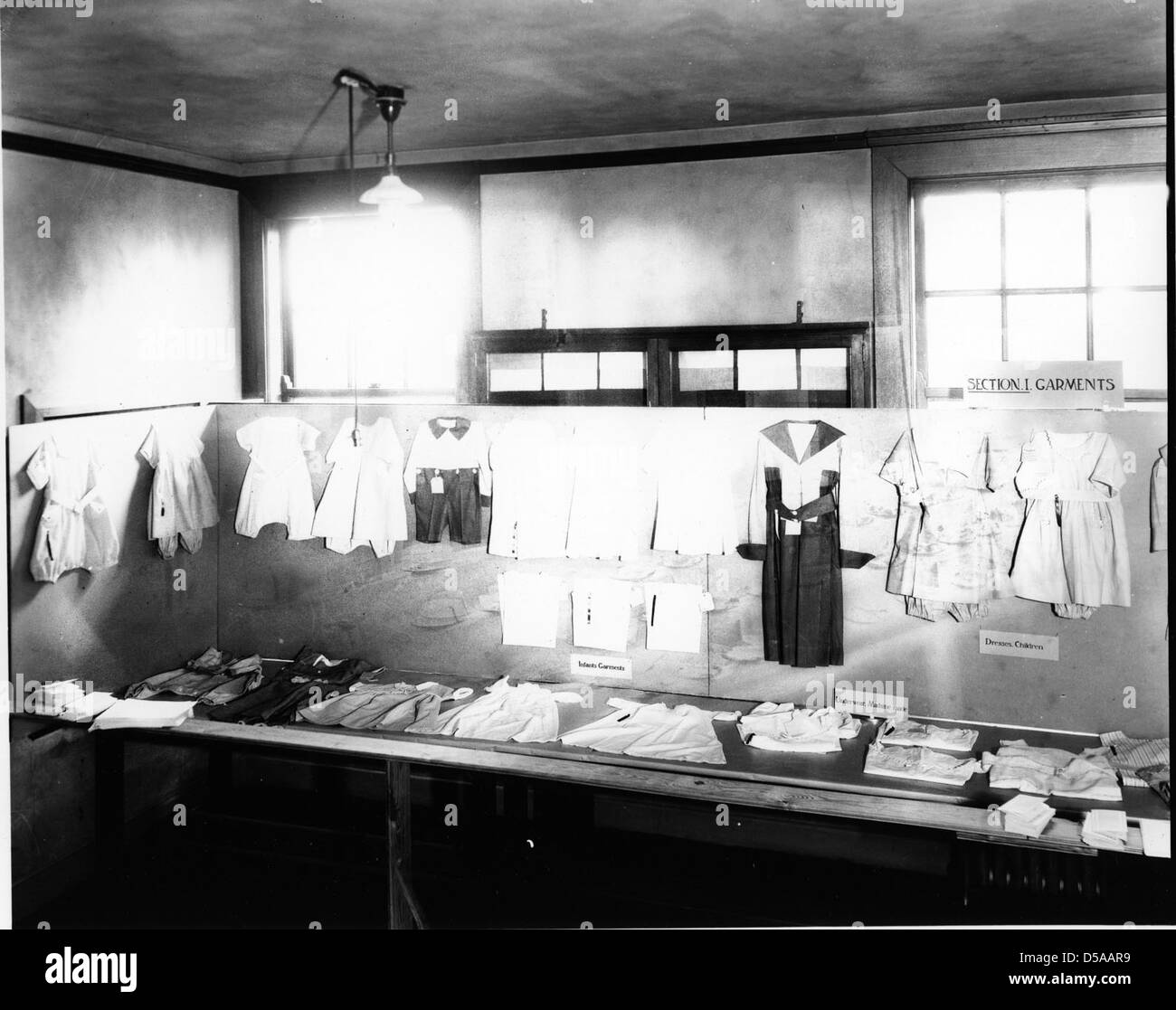 L'exposition lors de la Farmers week en 1919 présente des vêtements produits dans le département textile et habillement, reflétant le savoir-faire et l'innovation dans l'économie domestique à l'époque. Banque D'Images